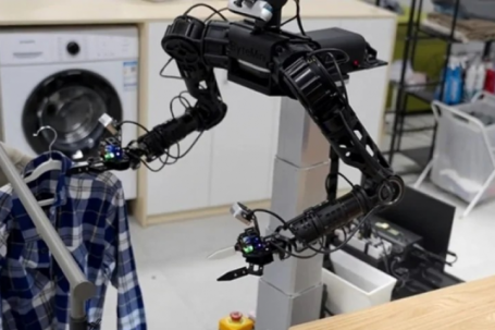 Robot Trung Quốc biết móc quần áo, lau dọn bàn ăn