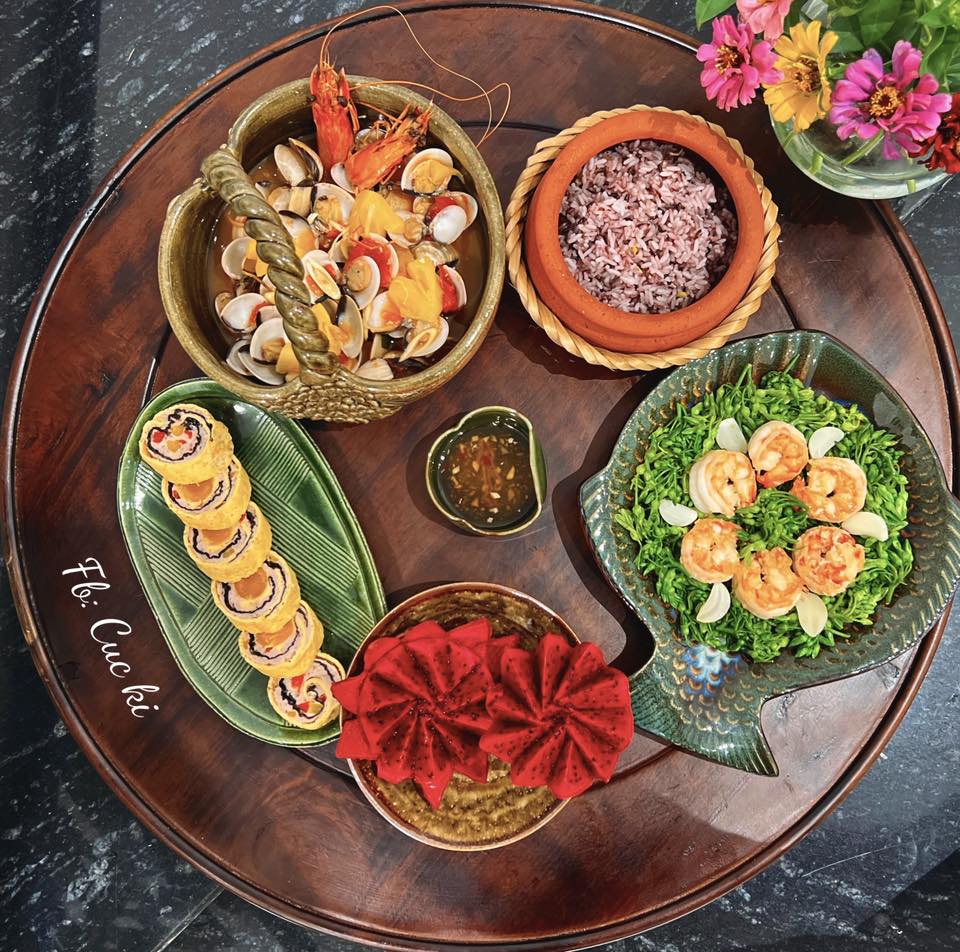 Canh ngao tom yum - Thiên lý xào tôm - Trứng ngũ sắc - Thanh long đỏ