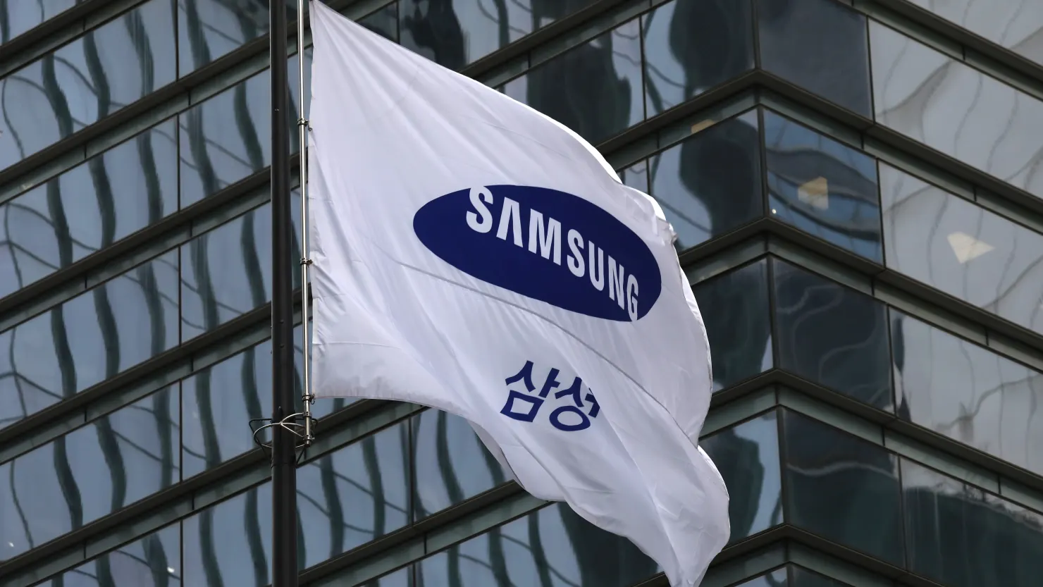 Lá cờ Samsung tung bay bên ngoài văn phòng công ty tại Seoul, Hàn Quốc vào ngày 5/2/2024.