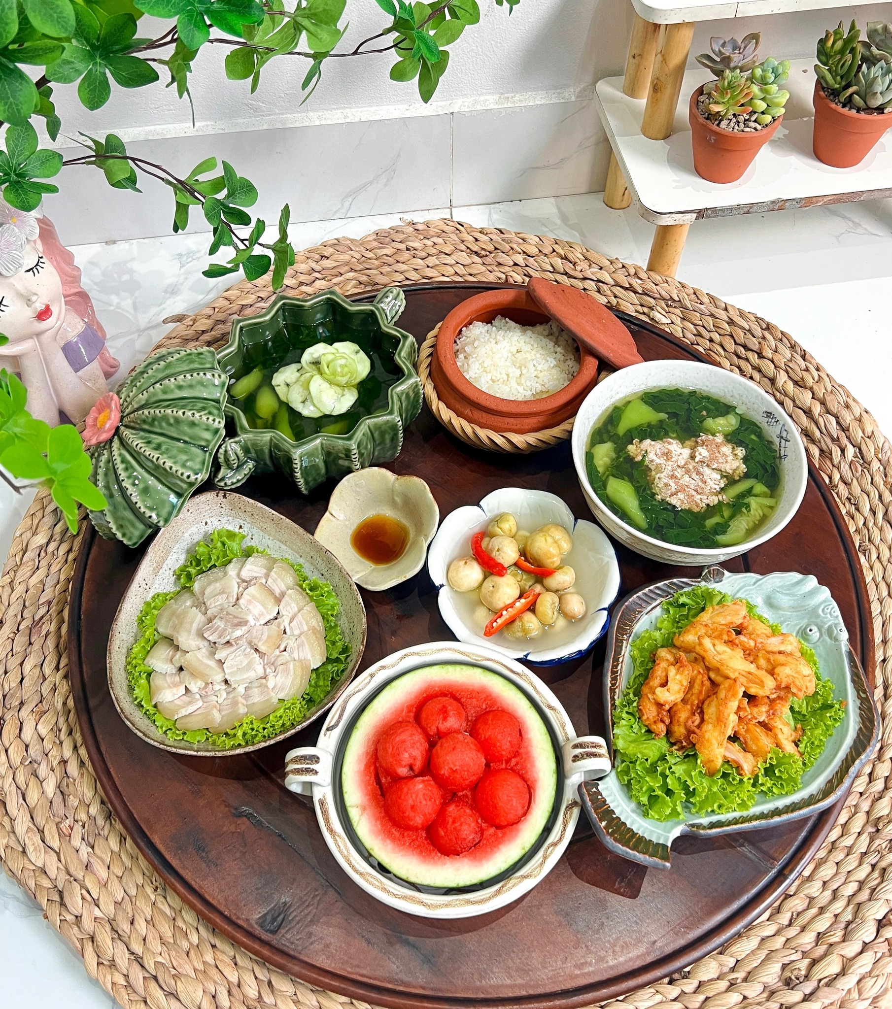 Thịt luộc - Thịt chiên xù - Canh cua - Cà muối - Dưa hấu