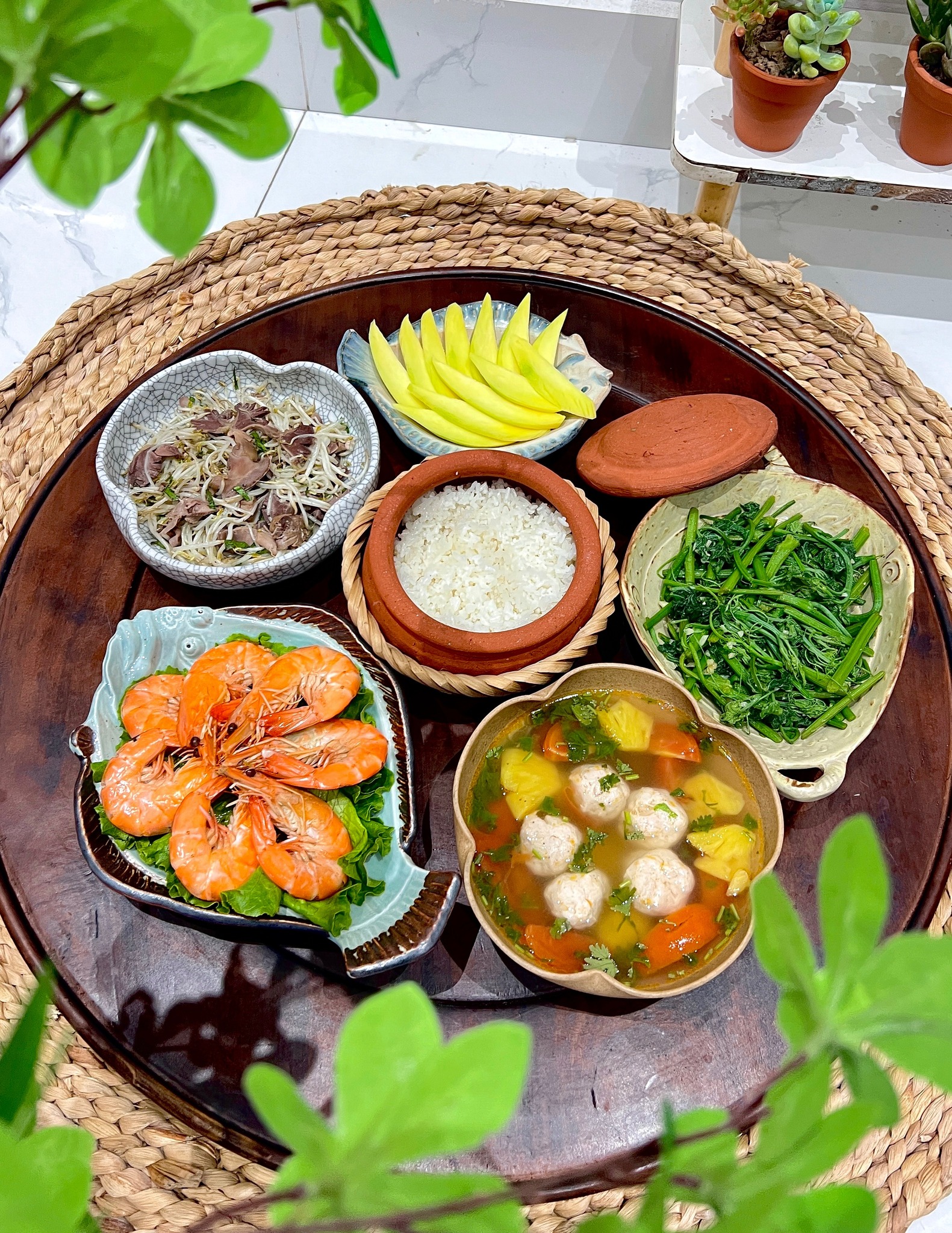 Tôm hấp - Lòng mề gà xào giá đỗ -&nbsp; Su su xào tỏi - Canh mọc&nbsp;