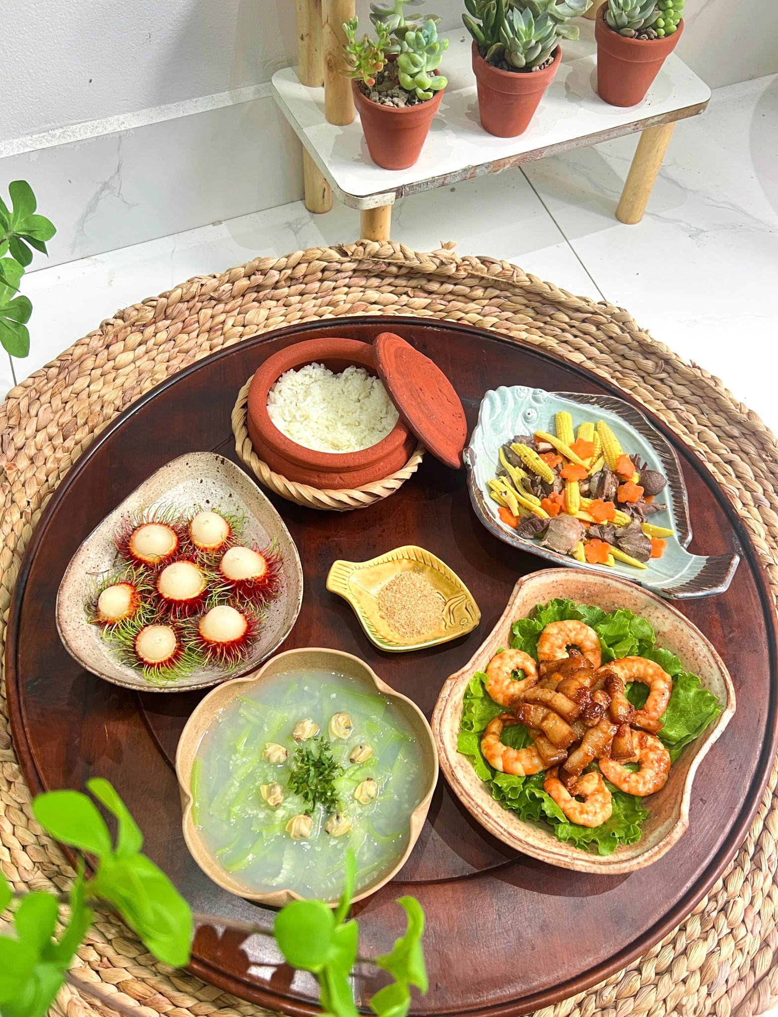 Tôm rim thịt - Lòng mề xào - Canh ngao nấu bầu - Chôm chôm