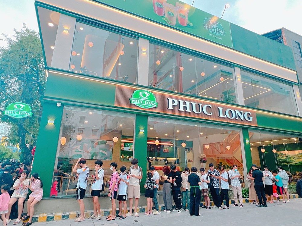 Các bạn trẻ trải nghiệm sản phẩm của Phúc Long