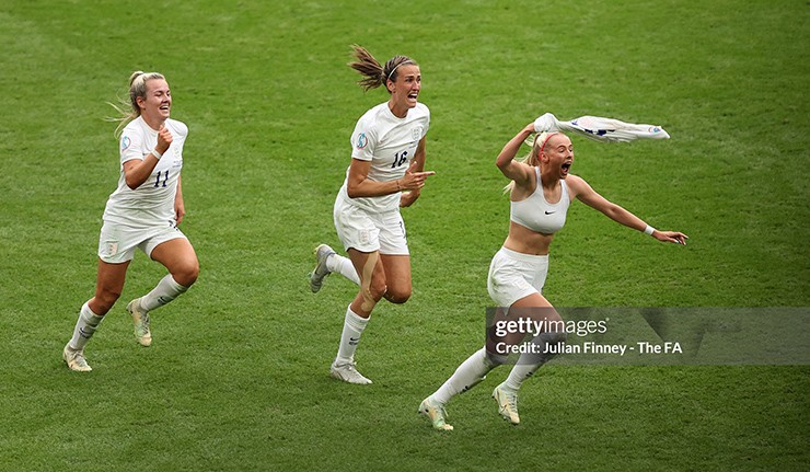 Chloe Kelly cởi áo ăn mừng sau khi ghi bàn ấn định chiến thắng cho tuyển Anh ở chung kết&nbsp;Euro 2022