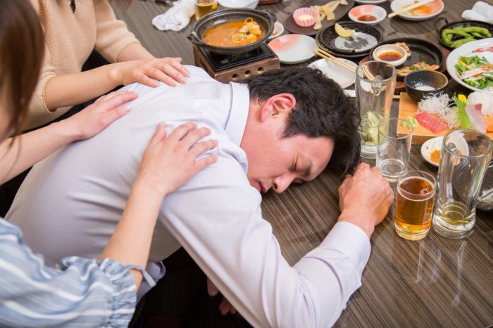Không ít gia đình tan cửa nát nhà chỉ vì tính ham nhậu nhẹt của người chồng (Ảnh minh họa)