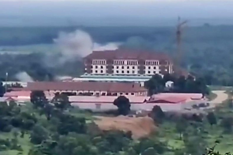 Hình ảnh tòa nhà casino ở biên giới Campuchia bị trúng hỏa lực của quân đội Thái Lan. Ảnh: Bangkok Post.