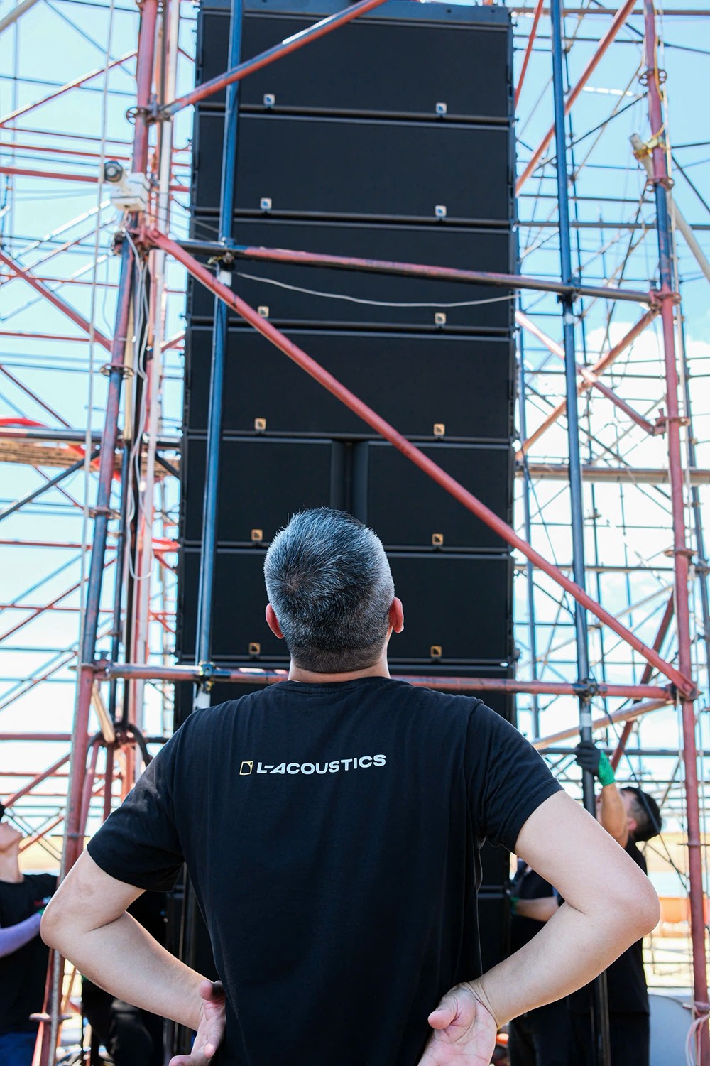 Hãng loa L-Acoustics K1 cử đại diện đến Valley Beach Club hỗ trợ, hướng dẫn lắp đặt dàn loa.