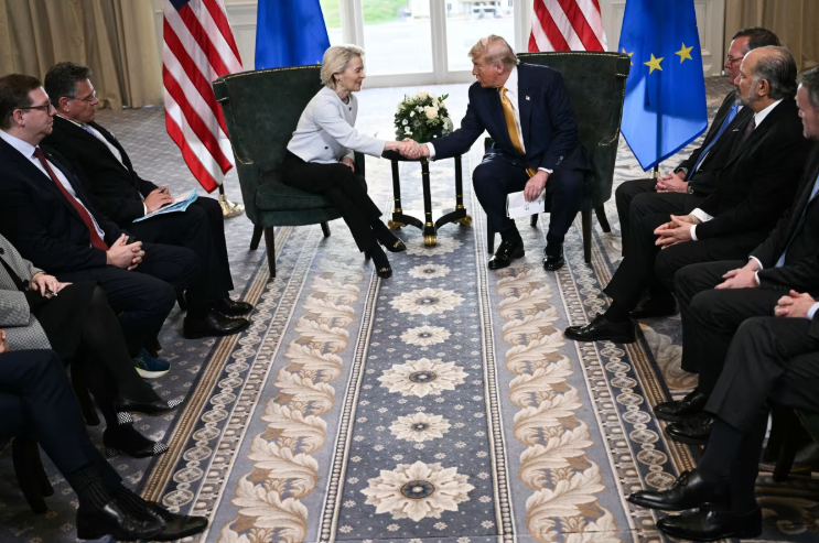 Tổng thống Donald Trump bắt tay Chủ tịch Ủy ban châu Âu sau khi đạt được thỏa thuận thương mại giữa hai nền kinh tế sau cuộc gặp tại Turnberry, Scotland, vào Chủ Nhật.