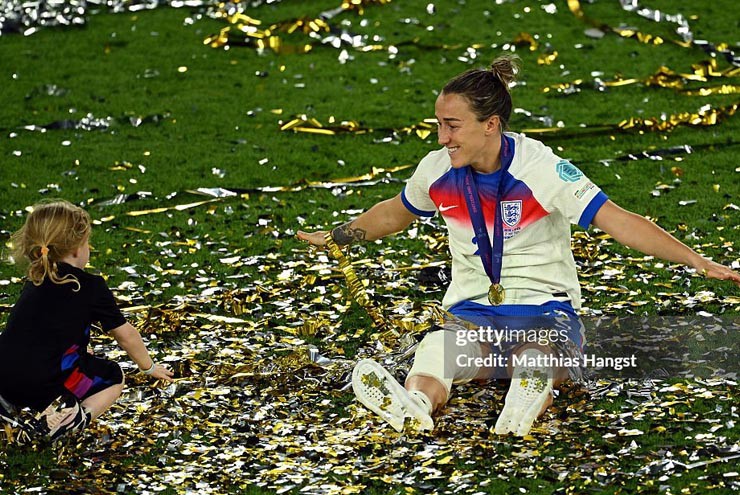 Lucy Bronze là 1 trong những cầu thủ đáng khâm phục nhất giải. Cô tiết lộ bản thân đã chiến đấu ở giải EURO nữ 2025 trong tình trạng xương chày 1 bên chân bị gãy. 