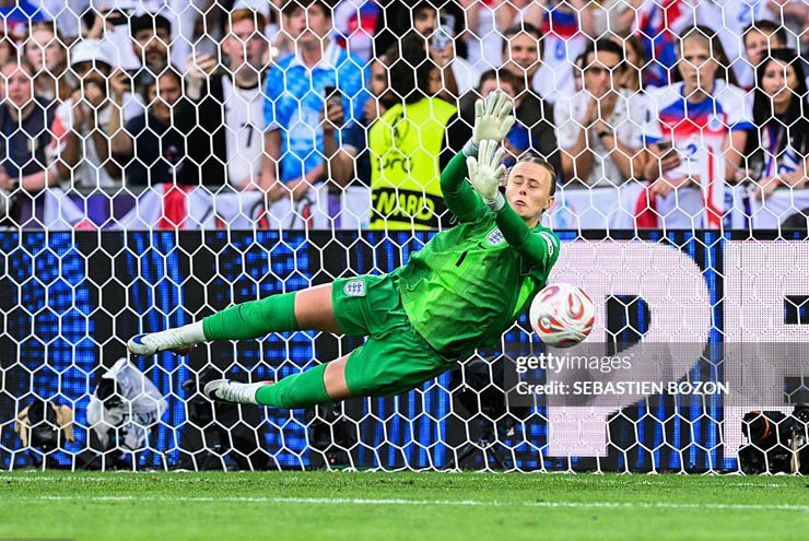 Trong lúc ĐT nữ Anh gặp khó khăn, thủ thành Hannah Hampton tỏa sáng đúng lúc khi có tới 2 lần cản 11m. 