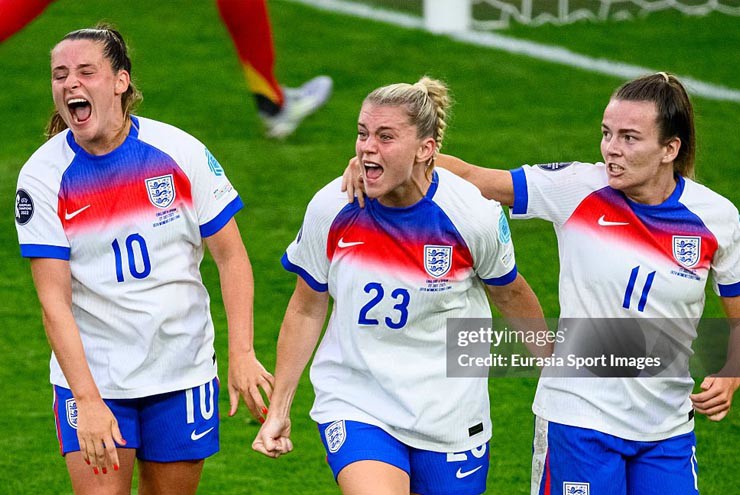 ĐT nữ Anh vỡ òa sau khi ghi bàn gỡ hòa