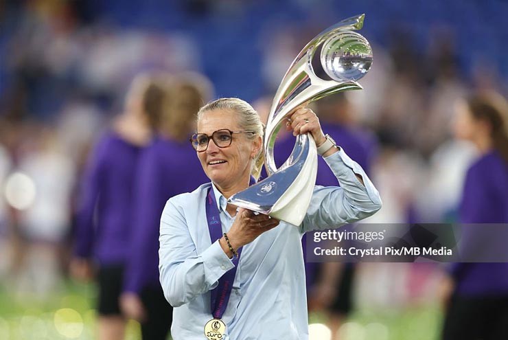 Về phần HLV Wiegman, bà đã có 3 lần liên tiếp giành chức vô địch EURO nữ (2 lần cùng ĐT nữ Anh vào các năm 2022 và 2025, 1 lần cùng ĐT nữ Hà Lan vào năm 2017).