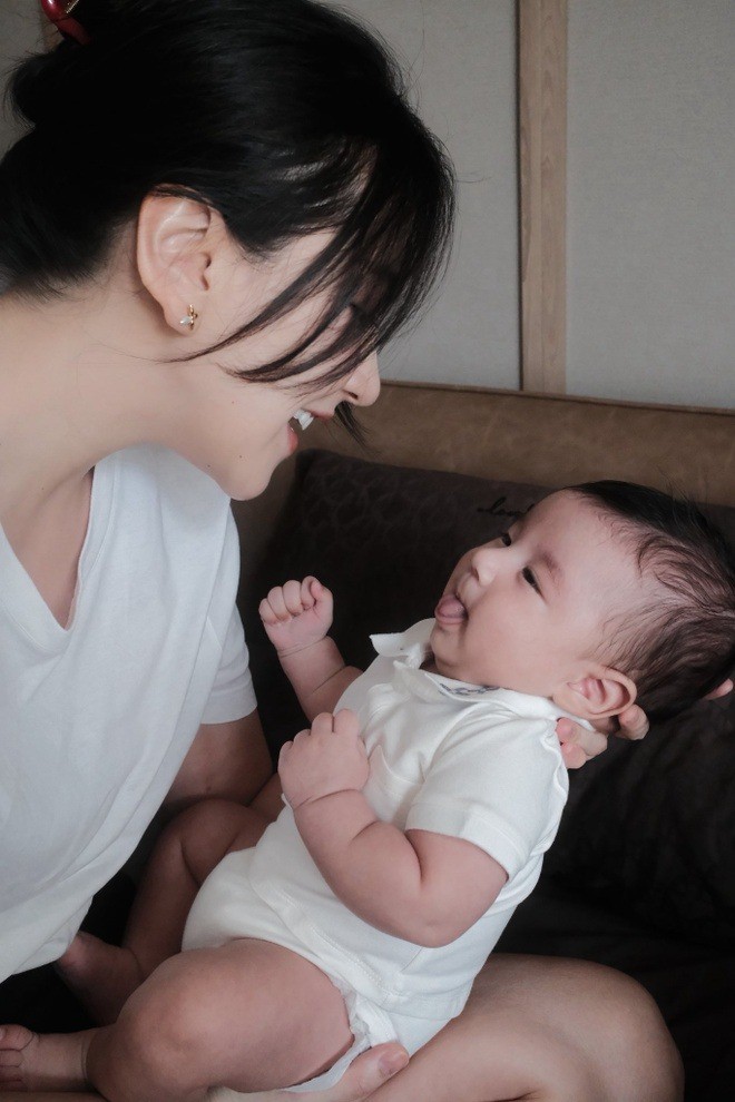 Mai Ngọc thường xuyên cập nhật hành trình nuôi con nhỏ lên trang cá nhân. Cô tận hưởng cuộc sống tròn đầy, viên mãn sau những sóng gió đã qua.