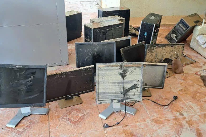 Mưa lũ tàn phá trường lớp, hiệu trưởng nghẹn ngào viết &#39;tâm thư&#39; - 7
