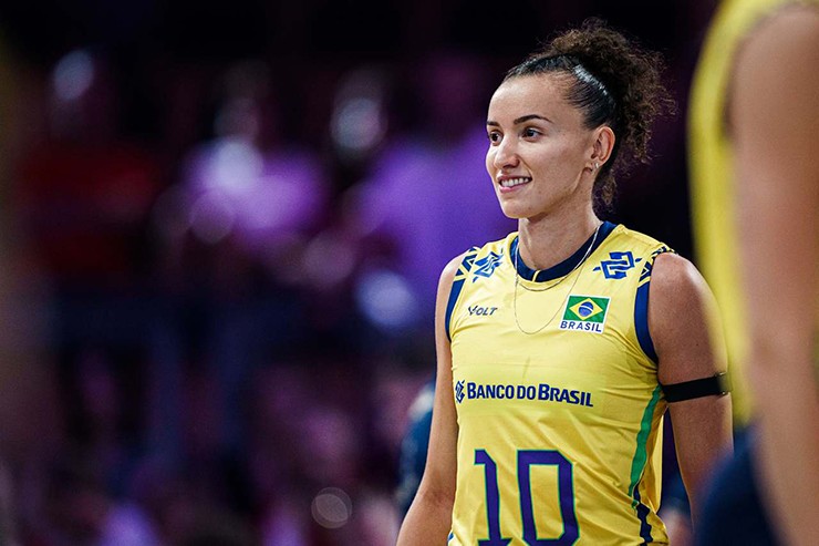 Nữ đội trưởng cao 1m80 nhưng có sức bật lên đến 3m17