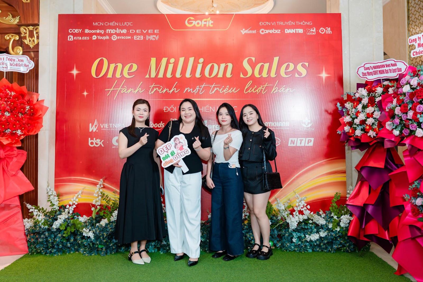 CEO Gofit Mart - Chị Kim Phụng và đại diện MCN tại sự kiện One Million Sales