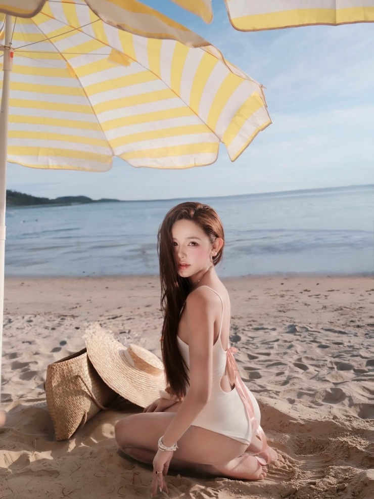 Nét trang điểm nhẹ nhàng với gò má ửng hồng và đôi mắt biết nói giúp nàng hot girl giữ được vẻ tươi trẻ, cuốn hút dù ở bất kỳ góc chụp nào.