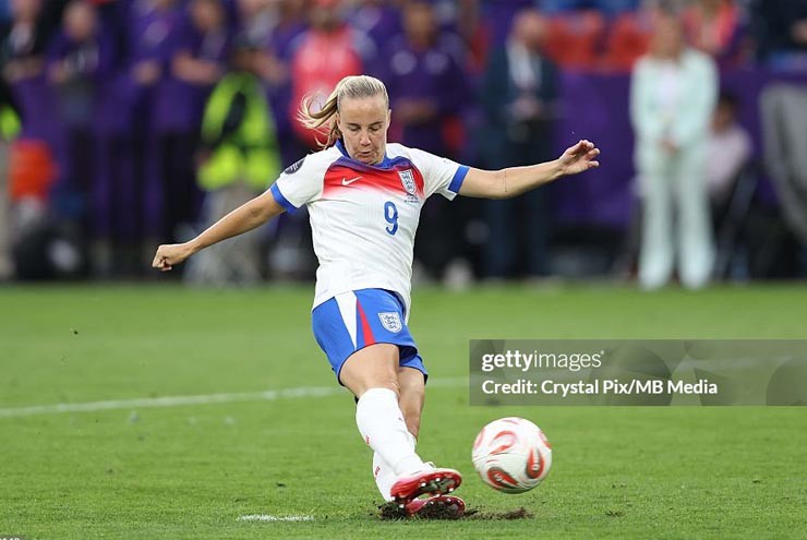 Ở loạt đá này, ĐT nữ Anh lại sớm gặp bất lợi khi Mead thực hiện hỏng lượt đá đầu tiên.