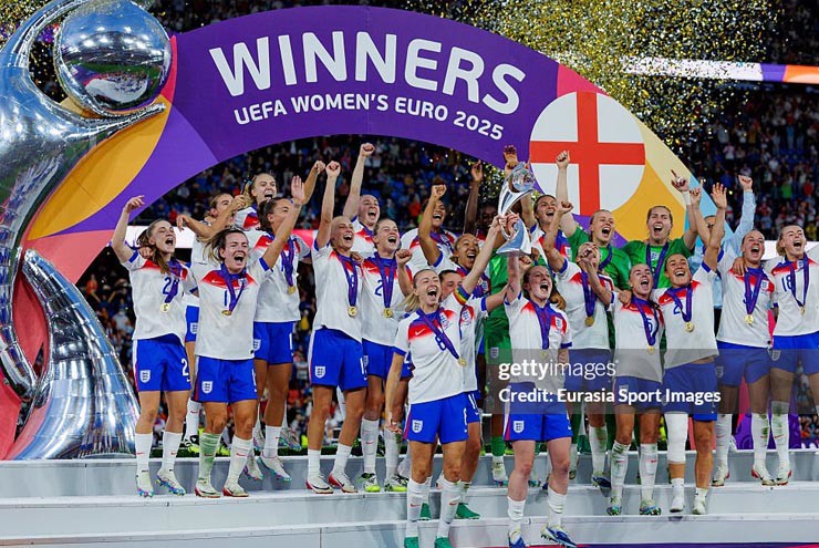 Chức vô địch EURO nữ 2025 không chỉ giúp ĐT nữ Anh bảo vệ ngôi hậu ở giải đấu này, mà họ còn trở thành đội tuyển Anh đầu tiên giành danh hiệu lớn trên đất khách quê người (giải đấu diễn ra ở Thụy Sĩ).