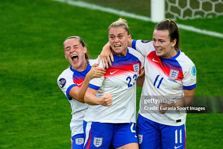 Sang hiệp hai, ĐT nữ Anh gỡ hòa khi Russo điền tên lên bảng điện tử. 