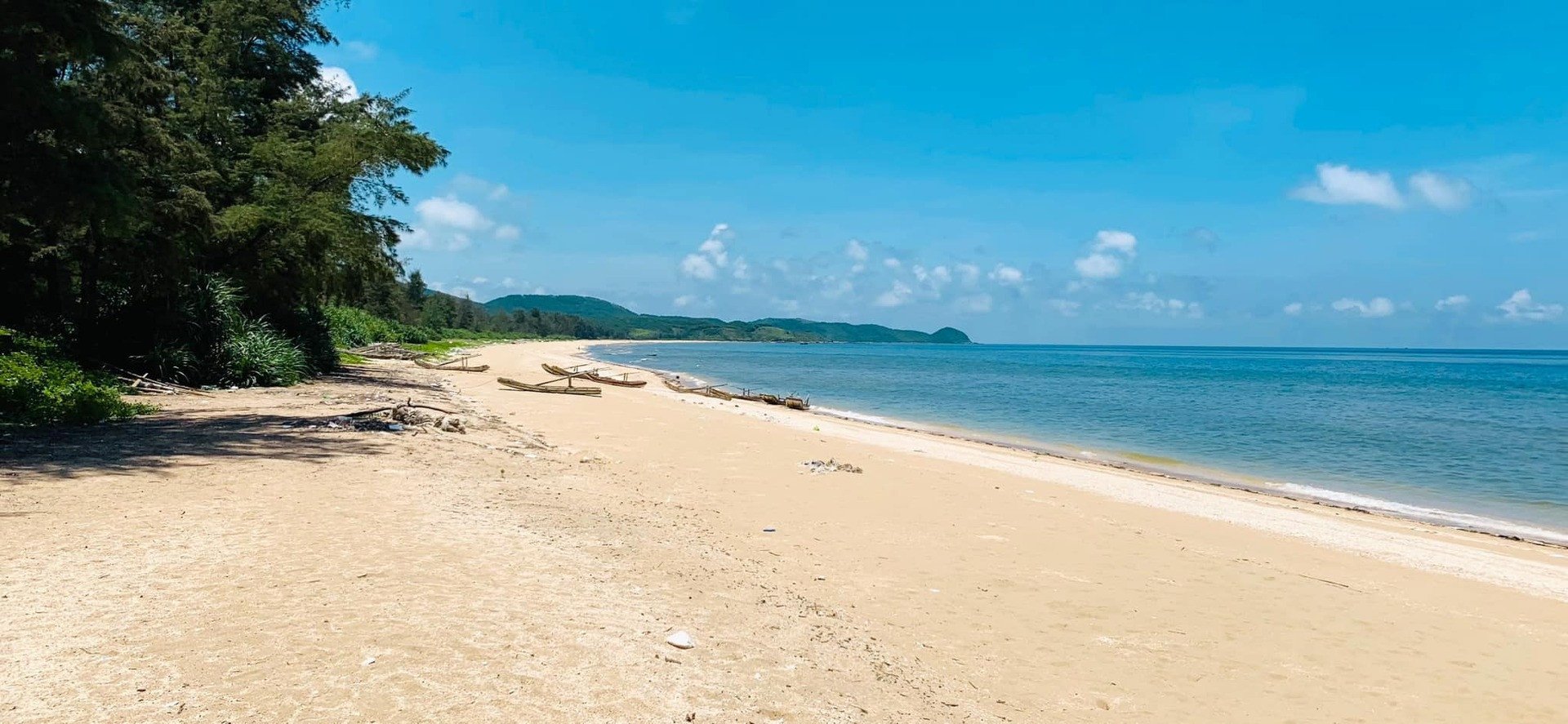 Trên đảo có những bãi tắm trải dài. Ảnh: Quê tôi Móng Cái&nbsp;