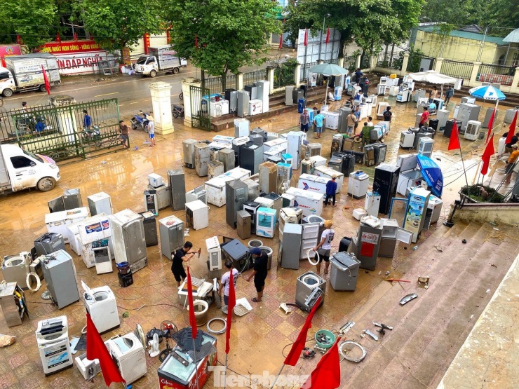 Sau khi nước lũ rút, đường thông, cả trăm bạn trẻ của Hội Điện tử - Điện lạnh Nghệ An đã tức tốc lên đường đến các xã bị ảnh hưởng nặng bởi lũ lụt để giúp người dân sửa chữa các đồ dùng điện tử, thiết bị gia dụng. Để thuận tiện và giúp nhiều người nhất, hơn 100 thợ điện của hội đã chia thành 4 nhóm, túc trực tại 4 điểm ở các xã bị ngập lụt nặng để hỗ trợ người dân. Ảnh: Ngọc Tú