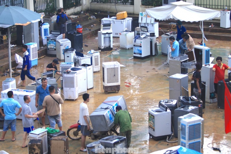 Tại xã Tương Dương (Nghệ An), những người thợ đã chọn khuôn viên sân của Trung tâm Văn hóa xã để làm nơi sửa chữa các thiết bị điện tử, điện lạnh, đồ gia dụng.
