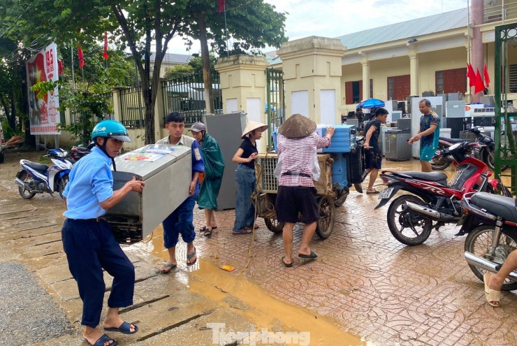 Nghe tin có nhóm bạn trẻ đến sửa đồ điện tử, điện lạnh miễn phí, hàng trăm người dân ở xã Tương Dương liên tục mang các thiết bị điện bị hư hỏng đến nhờ sửa hộ.
