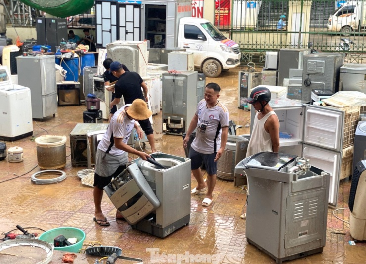 "Các đồ điện tử, điện lạnh người dân đưa đến đều bị ngâm trong nước nhiều ngày. Ban đầu, người thợ sẽ vệ sinh sạch sẽ bùn đất. Sau đó kiểm tra từng chi tiết điện tử, mạch điện, dây điện để biết các vị trí hư hỏng. Nếu linh kiện nào hư hỏng chúng tôi sẽ thay thế miễn phí giúp người dân", anh Phạm Tuyến (20 tuổi, trú huyện Tân Kỳ, Nghệ An) chia sẻ.