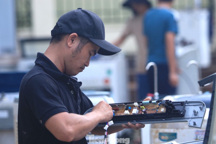 Bạn trẻ đến vùng lũ sửa đồ điện miễn phí giúp người dân - 8