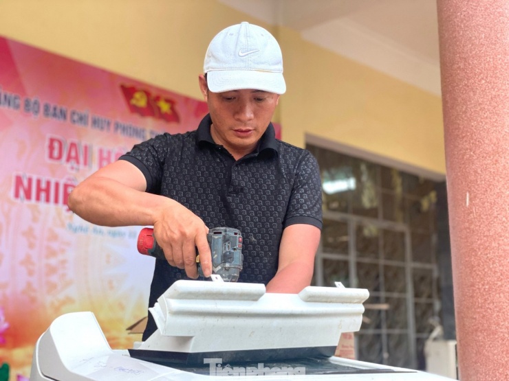 Sau khi vệ sinh sạch sẽ, những người thợ sẽ kiểm tra cẩn thận các chi tiết để biết hư hỏng rồi tiến hành sửa chữa hoặc thay thế giúp người dân.