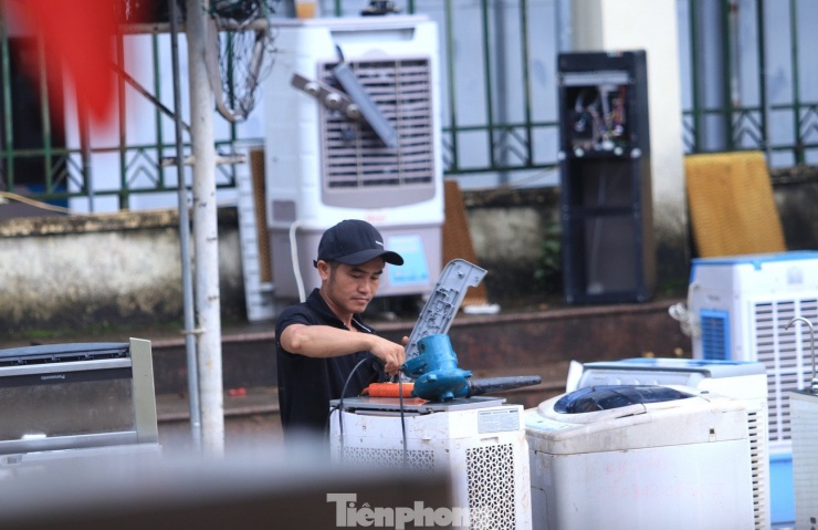 Những bạn trẻ cần mẫn sửa chữa đồ điện tử, điện lạnh giúp người dân vùng lũ xã Tương Dương.