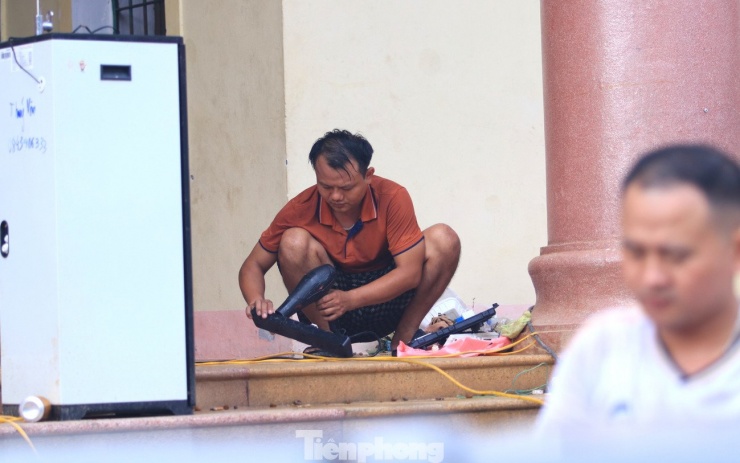 Bạn trẻ đến vùng lũ sửa đồ điện miễn phí giúp người dân - 13