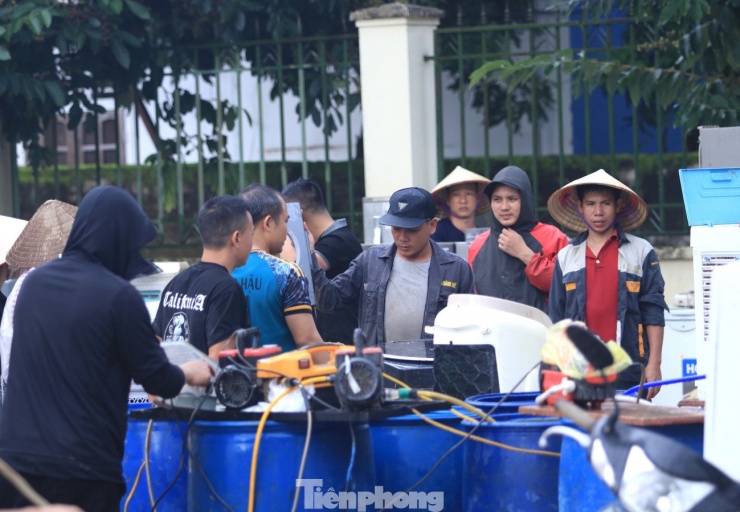 Bạn trẻ đến vùng lũ sửa đồ điện miễn phí giúp người dân - 12
