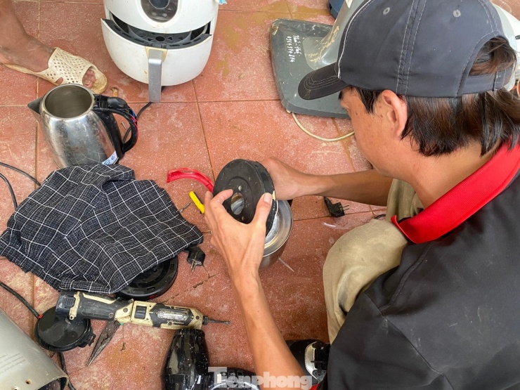 Bạn trẻ đến vùng lũ sửa đồ điện miễn phí giúp người dân - 15