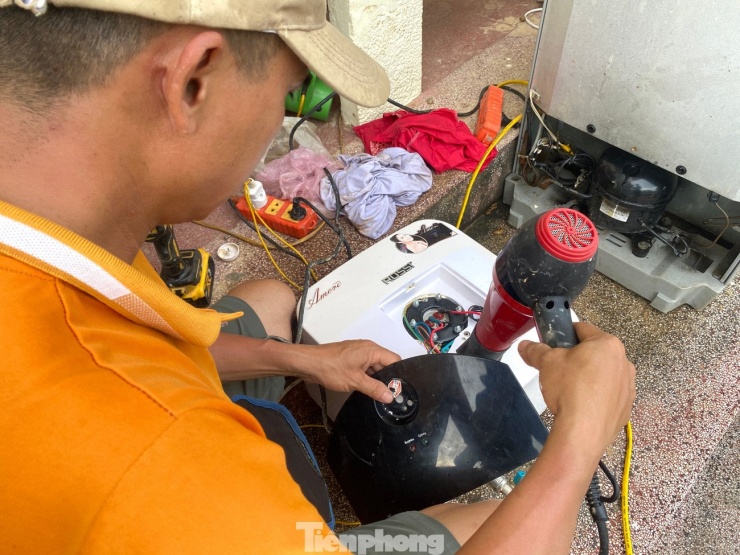 Ngoài tủ lạnh, máy giặt, nhiều đồ dùng khác như máy nóng lạnh, nồi cơm, ấm điện, quạt... cũng được người dân đưa đến nhờ sửa chữa.