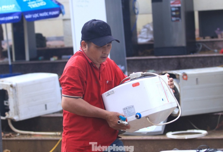 Bạn trẻ đến vùng lũ sửa đồ điện miễn phí giúp người dân - 19