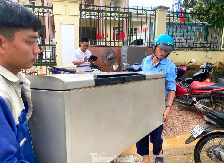 Bạn trẻ đến vùng lũ sửa đồ điện miễn phí giúp người dân - 17