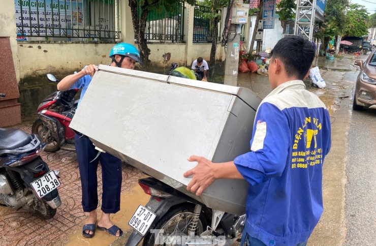 Hàng trăm thiết bị điện tử, điện lạnh liên tục được người dân chở đến nhờ sửa.