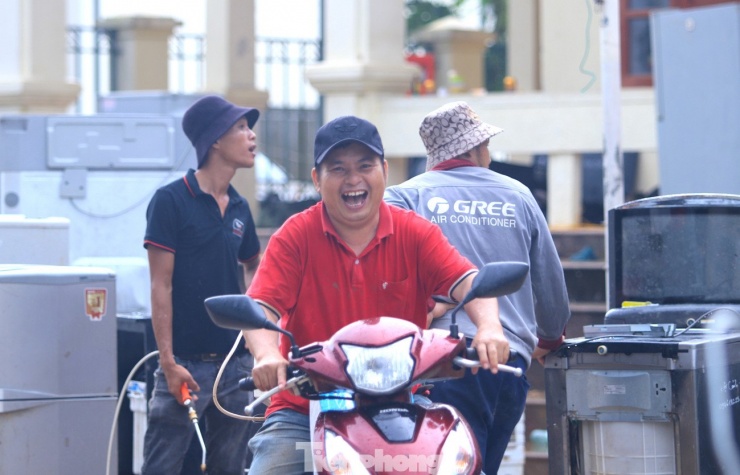 Rồi nhận về trong tiếng cười hạnh phúc. "Các bạn sửa nhanh lắm. Mang đến có một lúc là đến nhận về rồi. May nhờ có các bạn sửa chữa giúp chứ không biết làm sao", anh Đậu Đức Tính (trú xã Tương Dương, Nghệ An) cười nói.