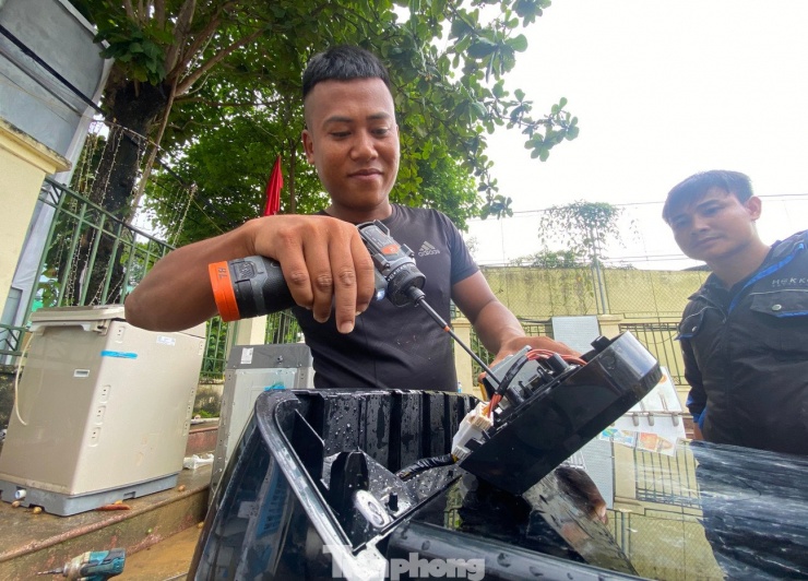 Được biết, dự kiến các bạn trẻ sẽ tiếp tục sửa chữa miễn phí đồ điện tử, thiết bị điện gia dụng giúp bà con vùng lũ trong vòng khoảng 1 tuần. "Hy vọng những việc làm nhỏ bé của chúng mình sẽ giúp người dân từng chịu nhiều thiệt hại của lũ lụt sớm quay trở lại cuộc sống bình thường", anh Quân (trú xã Đại Đồng, Nghệ An) nói.