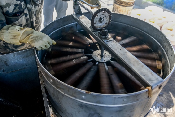 Săn 'mật của biển' ở Ninh Bình, người dân bỏ túi hàng trăm triệu mỗi vụ - 8