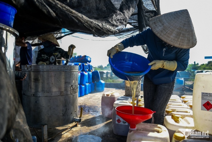 Mật ong sau khi quay được sẽ được cho vào các thùng chứa đã làm sạch và được thu mua tận nơi. 