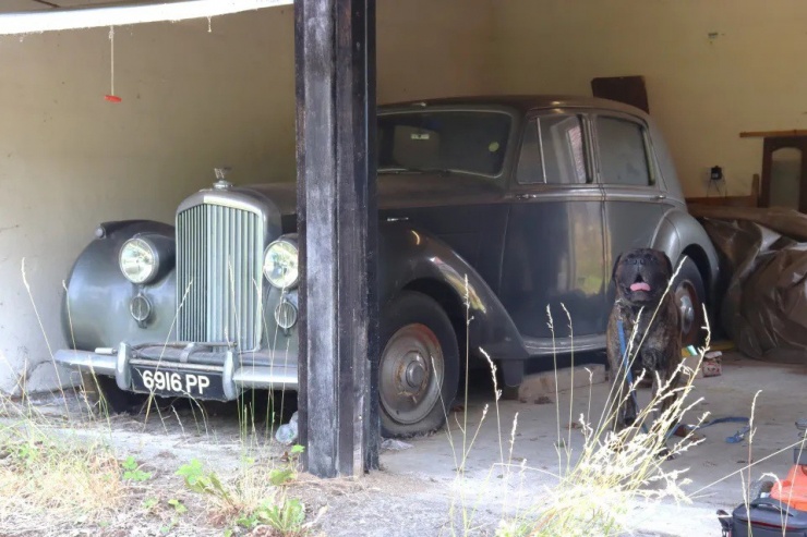 Chiếc xe Bentley Mark VI trong một nhà kho suốt ba thập kỷ. (Nguồn: Jam Press/H&H Auctions)