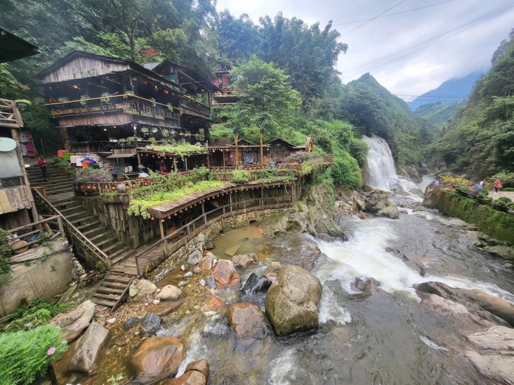 Không chỉ có săn mây hay ngắm ruộng bậc thang, bản Cát Cát ở Sa Pa còn hút hồn du khách bởi vẻ đẹp mộc mạc và trải nghiệm văn hóa H’Mông đặc sắc. Ảnh dulich