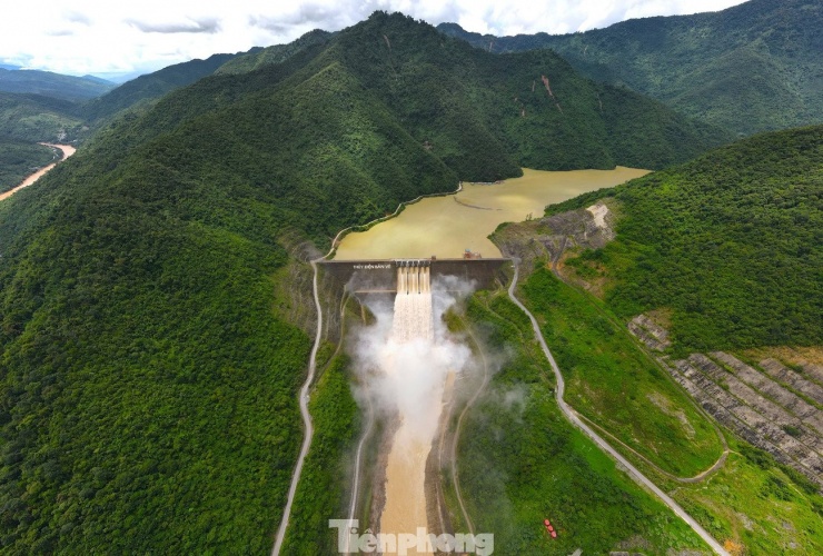 Thủy điện lớn nhất Bắc miền Trung xả lũ: Flycam ghi cảnh nước trắng xóa cuồn cuộn về xuôi - 1