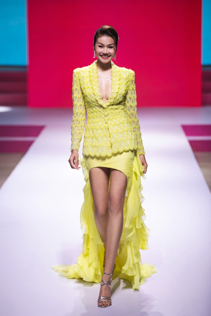 Thanh Hằng catwalk trong phần giới thiệu host và giám khảo chương trình mùa thứ chín, chiều 28/7. Người đẹp cho biết nhiều cảm xúc khi trở lại "ghế nóng" cuộc thi tìm kiếm người mẫu. Trước đó, Thanh Hằng đồng hành Vietnam's Next Top Model qua các năm 2013, 2015, 2016.
