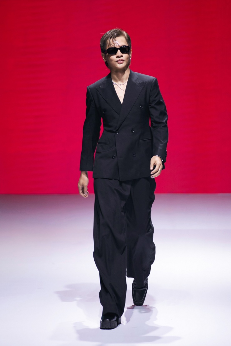 Chuyên gia trang điểm, giám đốc sáng tạo Nam Trung - người gắn bó Vietnam's Next Top Model ở những mùa đầu tiên - tiếp tục được ban tổ chức mời làm giám khảo.