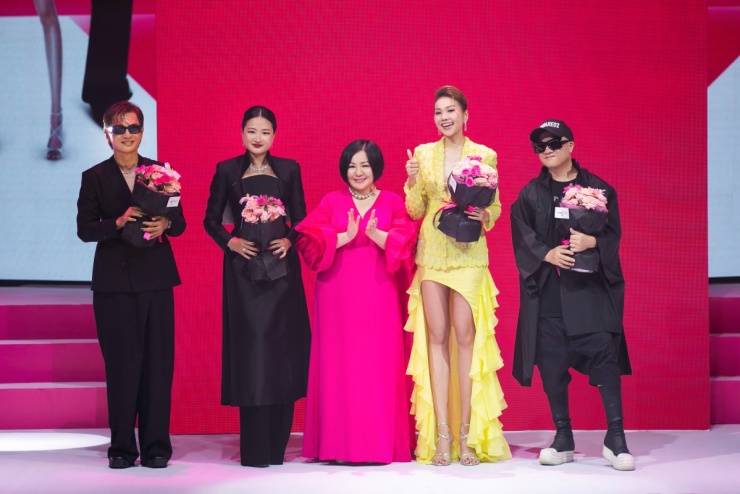 Bà Trang Lê (giữa), tổng đạo diễn kiêm nhà sản xuất của show, cho biết sân chơi đặt mục tiêu tiếp tục chắp cánh cho thế hệ người mẫu trẻ vươn xa. Chương trình năm nay mang chủ đề Sải bước thanh lịch, hướng đến tìm kiếm gương mặt không chỉ giỏi chuyên môn mà còn có thái độ sống, bản lĩnh nghề nghiệp, phong cách làm việc chuyên nghiệp.