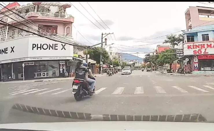 Đôi nam nữ đi xe SH vượt đèn đỏ. Ảnh: AB